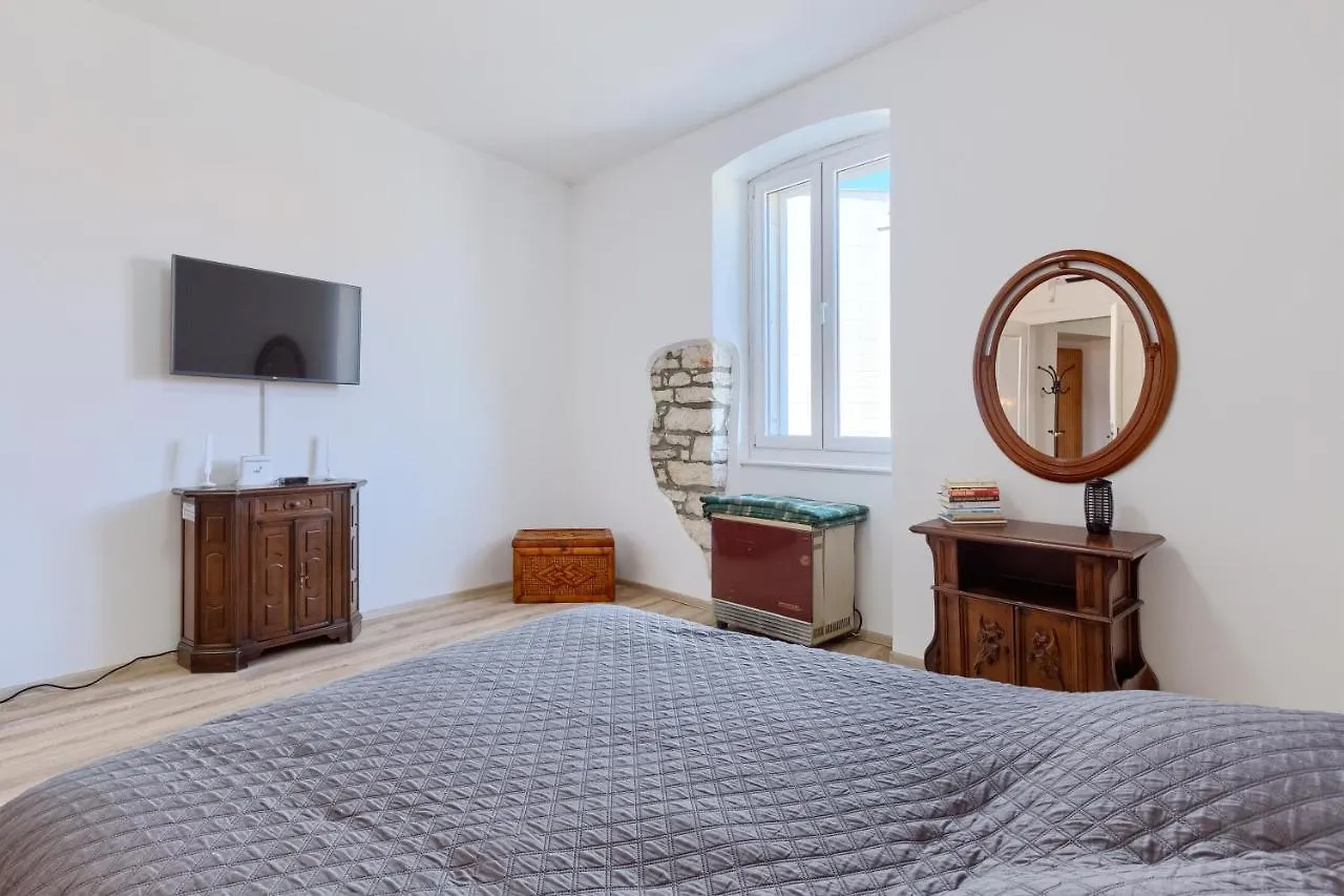 Large Apartment In City Centre Pula!